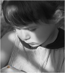 ...che dire di fronte a tanta dolcezza  ....
il mondo a questa eta' si scopre a piccoli passi ed il tenero sguardo di Elena verso la coccinella e' meraviglioso...