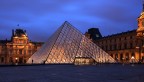La pyramide du Louvre de nuit
