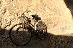 Una citt� incantevole, una bici un po' "retr�", la luce bella del tardo pomeriggio.