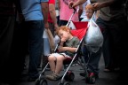 Un bambino che dorme e sogna nel mercato di Portaportese a Roma - 2009