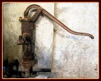 Vecchia pompa per l'acqua Vecchia pompa per l'acqua