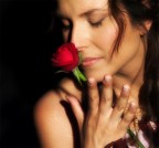 E cercarti adesso e non trovarti 
Adesso che avevo un gran bisogno�capirti� 
Ti ricordo com�eri, quando affidavi al mare i tuoi pensieri 
Scapigliato da un sussurro o da tempesta 
In un abito da sogno, che mettevi solo nella festa.. 
era una grande festa�la tua festa�.