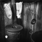 rolleiflex 3,5 e Tmax100.
al buio... o quasi.
:)