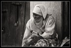 Anziana donna Berbera seduta al lato della strada nella medina di Marrakech.
C&C molto graditi.