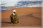 Un Touareg del deserto del Sahara si riposa al tramonto. Da vero uomo del deserto sa che che sedersi sulla sabbia non � una buona idea nemmeno quando la temperatura � gi� scesa.