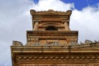 Parte della facciata del Duomo di Mosta (Malta).
Scatto in jpg con la S5Pro e Nikon 35-70D, simulazione pellicola F2 (se non erro).
Mai pensato alla S5 per scattare panorami o architettura ma devo ricredermi, a volte questa macchina sembra sfornare degli HDR tanto sono carichi i colori, per molti pu� essere un difetto ma a me piace e poi, se le simulazioni non piacciono, via di RAF!!!

Graditi consigli e commenti
