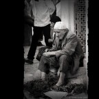 Anziano venditore di menta. La menta � il componente essenziale del th� berbero...