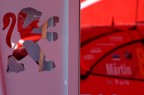 Il Leone Peugeot e sullo sfondo l'auto di un "apannato" Martin.