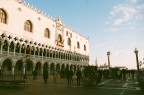 Distagon 28/2.8, Yashica FR I, modalit� auto, Superia 200. Come si poteva evitare di bruciare il palazzo e continuare a vedere la piazza in ombra?