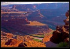 DeadHorse Point si trova nell'omonimo parco vicino alla cittadina di Moab (Utah).Questo scenario ha fatto da sfondo a molti film, in particolare proprio in questo punto � stata girata la scena del  "salto" di Thelma & Louise che metteva a termine la loro fuga.