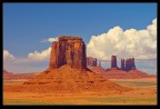 La Monument Valley � un luogo ricco di fascino e magia, i monoliti di roccia rossa si ergono sulla pianura puntellata di piante verdi, creando con il cielo blu un contrasto intenso.
Questa foto � stata presa ad "artist point".
