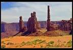 Questa formazione rocciosa si trova nella Monument Valley all'interno della terra indiana del popolo Navajo.