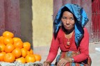 Venditrice di arance a Boudha, Nepal.