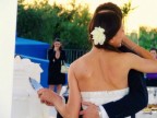 Un dolce abbracio, nel momento finale di un matrimonio. Nessun volto, solo profilo felice e la mano salda dello sposo che cinge a se la sua dolce met�! Consigli e critiche ben accetti.