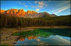 Un HDR piuttosto spinto del tramonto sul lago di Carezza, gli ultimi raggi di sole che si stampano sul massiccio del Latemar e conferiscono a questo panorama gi� molto bello un'atmosfera affascinante e suggestiva.