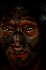 Vecchio guerriero Konyak Naga fotografato all' interno di un Morung nel villaggio di Longwa: I morung sono una sorta di community house dove possono entrare solo gli uomini ed i ragazzi e dove venivano conservati iteschi dei nemici uccisi.
I guerrieri venivano tatuati solo dopo che avevano portato al villaggio almeno una testa di un nemico.
