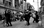 e continuarono a ballare il tango sotto la Mole e continuarono a ballare il tango sotto la Mole