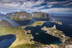Dopo una bella scarpinata, ecco cosa si vede dalla cima del Reinebringen monte situato nella parte sud delle Lofoten.

Suugerimenti sempre ben accetti.