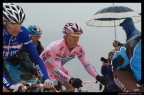 Giro d'Italia 2010. Salita delle svolte di Popoli (PE). Tempo infame e la maglia rosa ne s� qualcosa.