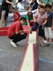 Partita di biglie alla manifestazione Tocat� (tocca a te). Manifestazione dei giochi popolari in strade e piazze della citt�.