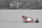 Barca rossa sul lago d'Iseo Barca rossa sul lago d'Iseo
