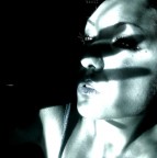 che sia la tua ombra a possedermi ... solo lei potr� violare la mia intimit�... che questa sia la tua condanna .. e la mia vendetta .. e che la tua ombra possa solo raccontarti la bellezza e il piacere che tu mai ... potrai vivere !!