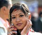 Ragazza Nepalese al cellulare