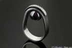 Anello in argento brunito e satinato, Ematite e Diamanti Anello in argento brunito e satinato, Ematite e Diamanti
