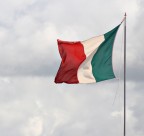 Ho notato questa bandiera dal balcone e mi � sembrata particolare, sar� per la foggia dell'asta, ma s� di Storia...