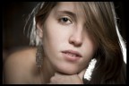 Con la 40D, Iso 100, f/1,8 a 1/200 di secondo. 50mm MkI. 

2 flash in wireless, uno di questi con l'ombrellino diffusore messo frontalmente, l'altro dietro di lei. 

Critiche e commenti son sempre bene accetti : )