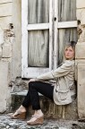 Ritratto tra le rovine medievali Ritratto tra le rovine medievali