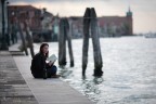 Scattata a Venezia, a Giudecca; lo scatto � rubato, non in posa.

5D + 135L a tutta apertura, no crop.

Come sempre gradite critiche e commenti!

Gianluca