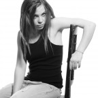 Con la 40D, Iso 100, 1/250 di secondo. 85mm  a f/16 

2 Flash da studio, uno su di lei e un'altro sullo sfondo.

Critiche e commenti son sempre bene accetti : )