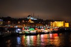 Foto scattata di notte nella bellissima Istanbul! 
Nikon D90/nikkor 18-105 a 22mm 
F3.8 - 1/5 sec - mano libera - ISO 500 
Commenti e critiche sempre ben accetti