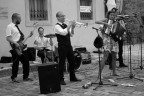Non si vede un componente del gruppo, ma ho trovato carina l'espressione della cantante con la fisarmonica. Gruppo veramente bravo.
