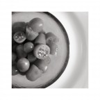 pomodorini in tazza rossa su piatto bianco