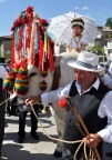 Festeggiamenti in onore del santo patrono di Loreto Aprutino (PE) qui trovate una descrizione della tradizione:
http://www.siamoabruzzesi.com/2011/05/la-festa-di-san-zopito-a-loreto-aprutino-pe/