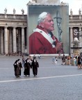 Suorine a spasso per la piazza Suorine a spasso per la piazza