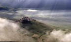 L'alba costituisce senza dubbio uno dei momenti pi� incantevoli ed emozionanti per fotografare Castelluccio di Norcia. In quei pochi attimi � possibile assistere difatti ad uno degli scenari pi� suggestivi del Parco Nazionale dei Monti Sibillini, immersi in un'atmosfera di ombre, luci, linee e forme che rendono magico questo luogo agli occhi di chi l'osserva.