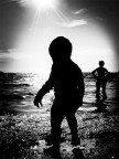 Un mini reportage di una giornata in spiaggia, fotografando in controluce pieno nel pomeriggio le figure pi� interessanti fino al tramonto, quando resta solo qualche pescatore. realizzate con una compatta resa molto discreta, non notata.