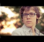 Nikon D60 
Nikkor 50mm 
f/1.6
1/60 sec 
ISO 100 
Luce naturale 

Un ritratto alla "aerre" , fonte di ispirazione e ammirazione. La mia non vuole essere un'imitazione (anche perch� credo sia impossibile farlo) ma semplicemente una ripresa dei tagli e composizioni che lo caratterizzano. Se dovesse essere di disturbo provvedo subito a toglierla.

Commenti e critiche sono sempre ben accetti 

Un saluto, 
Roberto