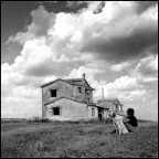 "La casa sul confine della sera
oscura e silenziosa se ne sta, 
respiri un' aria limpida e leggera 
e senti voci forse di altra et�..."
Francesco Guccini

Hasselblad 503cx con 50 mm
scansione da negativo Kodak Tmax 100

31 luglio 2011