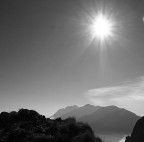 Foto scattata salendo verso il Rif. Franchetti da Prati di Tivo.
La foto � stata ritagliata, � stata applicata la maschera di contrasto e resa in B/N con Gimp.
Olympus E-PL1 ottica standard 14-42 3,5-5,6 
Lunghezza focale 14 mm (28 equivalente)
Tempo 1/1250
Diaframma f 11