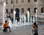Originale fontana in una piazza di Vicenza..... I due piccoli sembrano incantati dallo zampillio dell'acqua.... A mia domanda
ad uno dei due se la fontana gli piacesse con un sorrisetto
strano mi ha risposto un inutile: MA....Anche io mi sono detto alla risposta un MA. La cosa � rimasta li..... Voi che ne dite amici?  Salutissimi e cordialit� a chiunque si ferma alla mia foto
   CIAAOOOOOOOOO