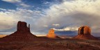 Monument Valley: poco prima del tramonto, le ultime luci del sole hanno concesso una particolare illuminazione ai monoliti, lasciando in ombra, semiombra e luce.
Foto scattata dal pick up in corsa...i dati di scatto non sono rilevanti.
Commenti e critiche sempre graditi.