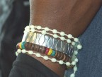 un altra particolare di questa donna ke mi ha colpito i colori del bracciale mi f� capire ke la sua nazionalit� molto provabilmente � africana (burkina) ed in un paese dove la maggior parte del popolo � musulmana mentre il resto della popolazione � dedita a vari culti animisti Lei � cristaina