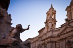 ROMA: PIAZZA NAVONA

Una leggenda, molto popolare ancora ai giorni nostri, � legata alla rivalit� tra il Bernini e l'altro grande maestro del barocco, il Borromini. Si tramanda infatti che la statua del Rio della Plata tenga alzato il braccio per ripararsi dall�eventuale crollo del campanile o della cupola della prospiciente chiesa di Sant'Agnese in Agone.

Ho Cercato di mimare la scena
Davide