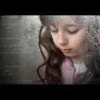 Prendi il mio tempo Dio,
perch� la sua fragilit� 
sia solo l �eco della dolcezza di domani.  

Io sarei comunque luce 
attraverso il suo sguardo 
e lacrime di pioggia a consolarle il cuore.  

Prenditi ...i miei giorni,
...dal primo all�ultimo,
ma che la sua purezza non le sia nemica.