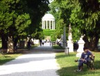 Vicenza... Parco Querini Sito quasi in pieno centro della citt�
 Qui tutto � verde.....anzi verdissimo Al centro del parco...... 
 un laghetto..... un monticello....Un tempietto messo li dal Palladio
 quasi per ricordare.....la  sua basilica che i vicentini non possono....dimentiocare. Ciao a tutti dal vecchissino CARLINO