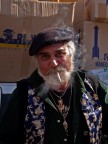 Venditore allo storico mercato romano di Porta Portese Venditore allo storico mercato romano di Porta Portese